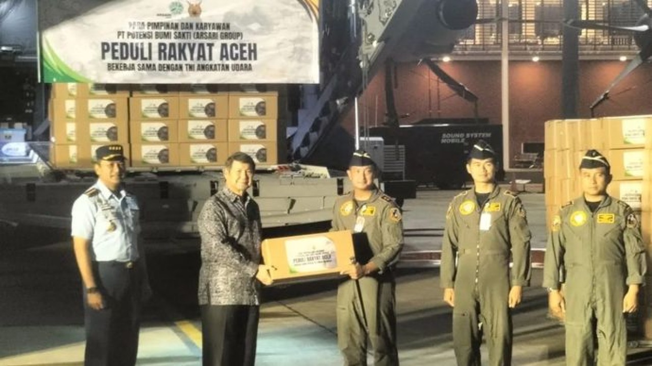 Utusan Khusus Presiden untuk Energi dan Lingkungan Hidup Hasyim Djojohadikusumo (kedua kiri), Kepala Staf TNI Angkatan Udara Marsekal TNI Mohamad Tonny Harjono (paling kiri) saat proses pengiriman logistik korban bencana di Sumatera, Kamis 11 Desembe (Antara)