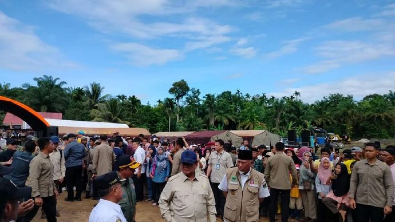 Presiden Prabowo Subianto sedang meninjau lokasi hunian sementara di Lapangan Sepak Bola SDN 05 Kayu Pasak, Nagari Salareh Aia, Kecamatan Palembayan, Kabupaten Agam, Kamis 18 Desember 2025. ANTARA/Yusrizal. (Antara)