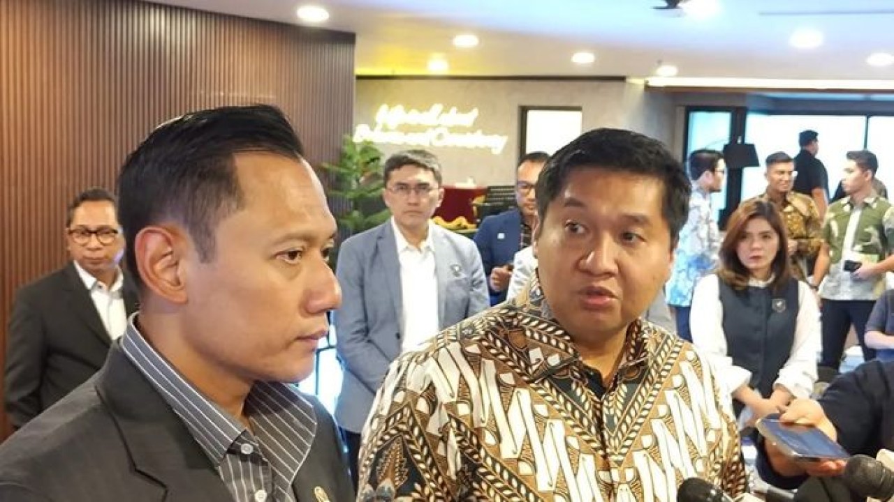 Menteri Koordinator Bidang Infrastruktur dan Pembangunan Kewilayahan Agus Harimurti Yudhoyono (AHY) (kiri) dan Menteri Perumahan dan Kawasan Permukiman Maruarar Sirait (Ara) (kanan) memberikan keterangan kepada pers usai Rapat Koordinasi Tingkat Menteri terkait Pascabencana Sumatera di Jakarta, Kamis 11 Desember 2025. (ANTARA/Aria Ananda) (Antara)