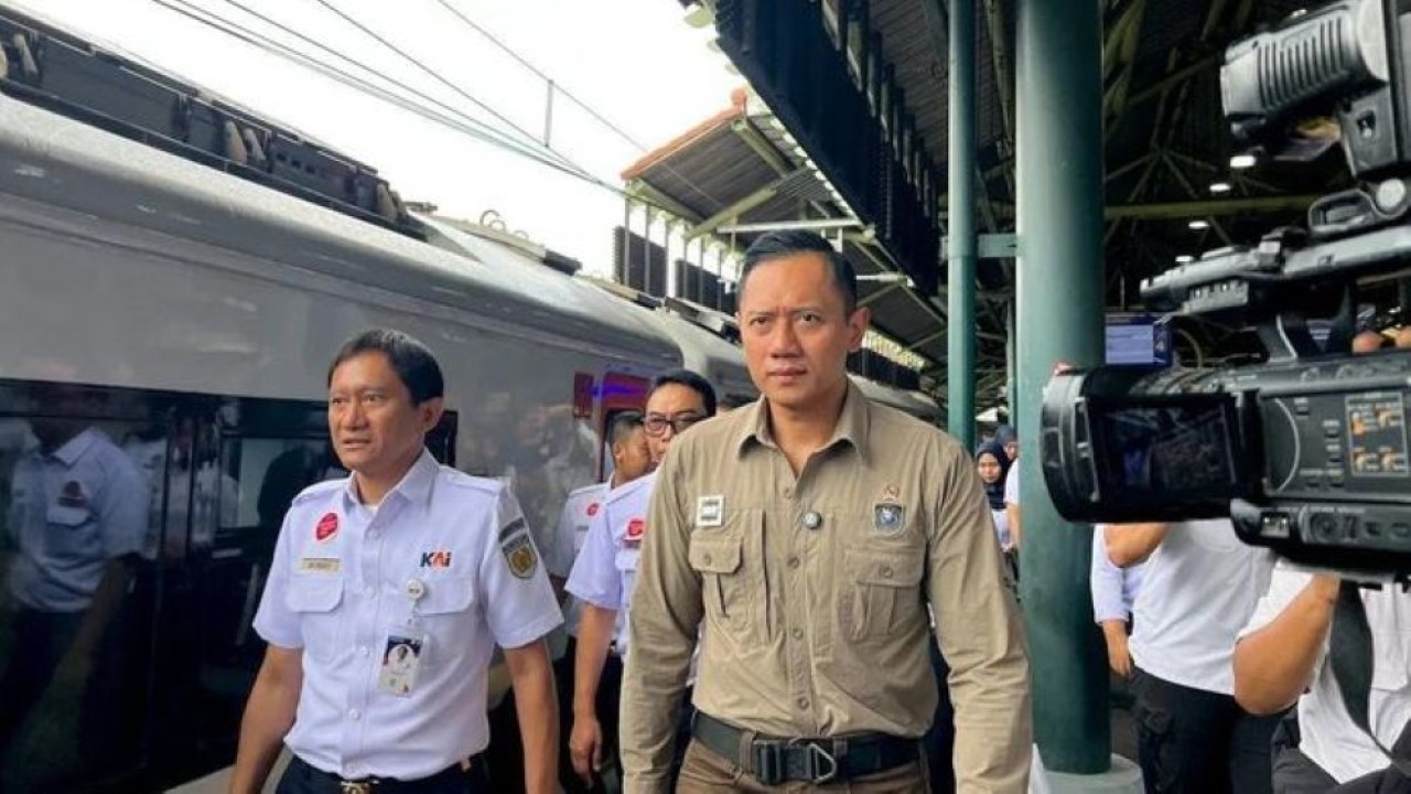 Menteri Koordinator Bidang Infrastruktur dan Pembangunan Kewilayahan Agus Harimurti Yudhoyono (kanan) didampingi Direktur Utama PT Kereta Api Indonesia (KAI) Bobby Rasyidin (kiri) meninjau kesiapan layanan kereta api selama angkutan Natal dan Tahun Baru 2025/2026 di Stasiun Gambir, Jakarta, Selasa 23 Desember 2025. (Foto: ANTARA/Harianto)