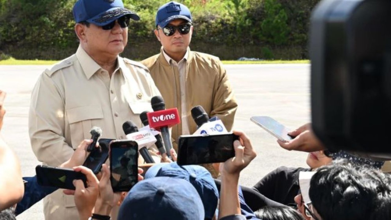Prabowo Subianto memberikan keterangan pers saat meninjau lokasi terdampak bencana di Tapanuli Tengah (Setpres)