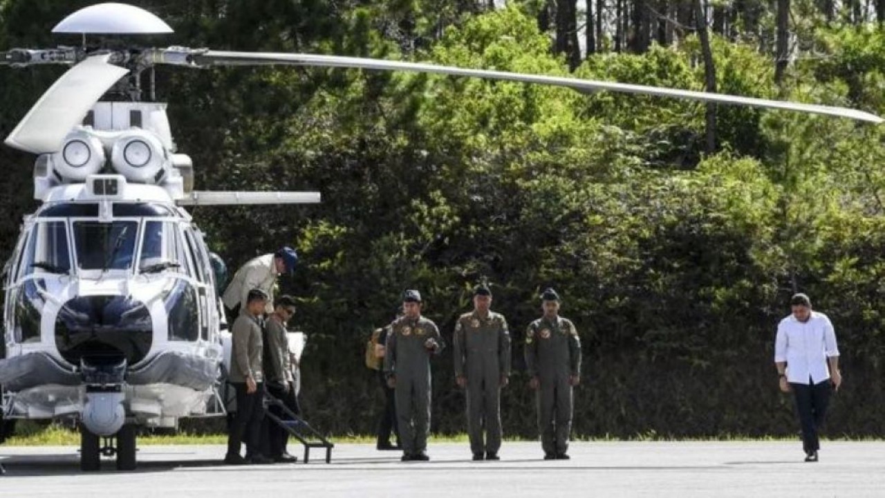 Presiden Prabowo Subianto (kiri) didampingi Seskab Tedy Indra Wijaya (kanan) tiba di Bandara Raja Sisingamangaraja XII usai mengunjungi Tapanuli Tengah, di Tapanuli Utara, Sumatera Utara, Senin 1 Desember 2025. Presiden Prabowo mengatakan akan memprioritaskan pengiriman bantuan ke lokasi terdampak banjir di Tapanuli Tengah dan selanjutnya Presiden akan mengunjungi Kabupaten Aceh Tenggara. ANTARA FOTO/Galih Pradipta/bar.