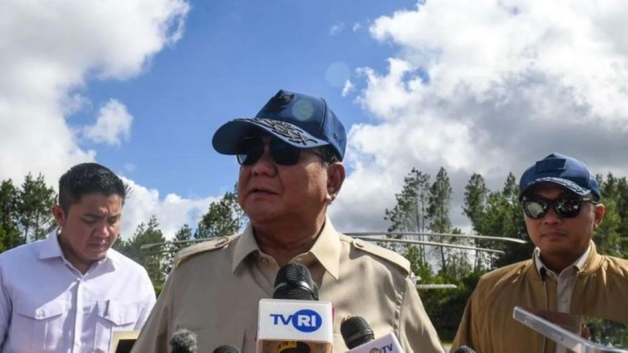 Presiden Prabowo Subianto (kiri) didampingi Mensesneg Prasetyo Hadi (kanan) dan Seskab Tedy Indra Wijaya (kiri) menjawab pertanyaan wartawan saat tiba di Bandara Raja Sisingamangaraja XII usai mengunjungi Tapanuli Tengah, di Tapanuli Utara, Sumatera Utara, Senin 1 Desember 2025. Presiden Prabowo akan memprioritaskan pengiriman bantuan ke lokasi terdampak banjir di Tapanuli Tengah selanjuta Presiden akan mengunjungi Kabupaten Aceh Tenggara. ANTARA FOTO/Galih Pradipta.