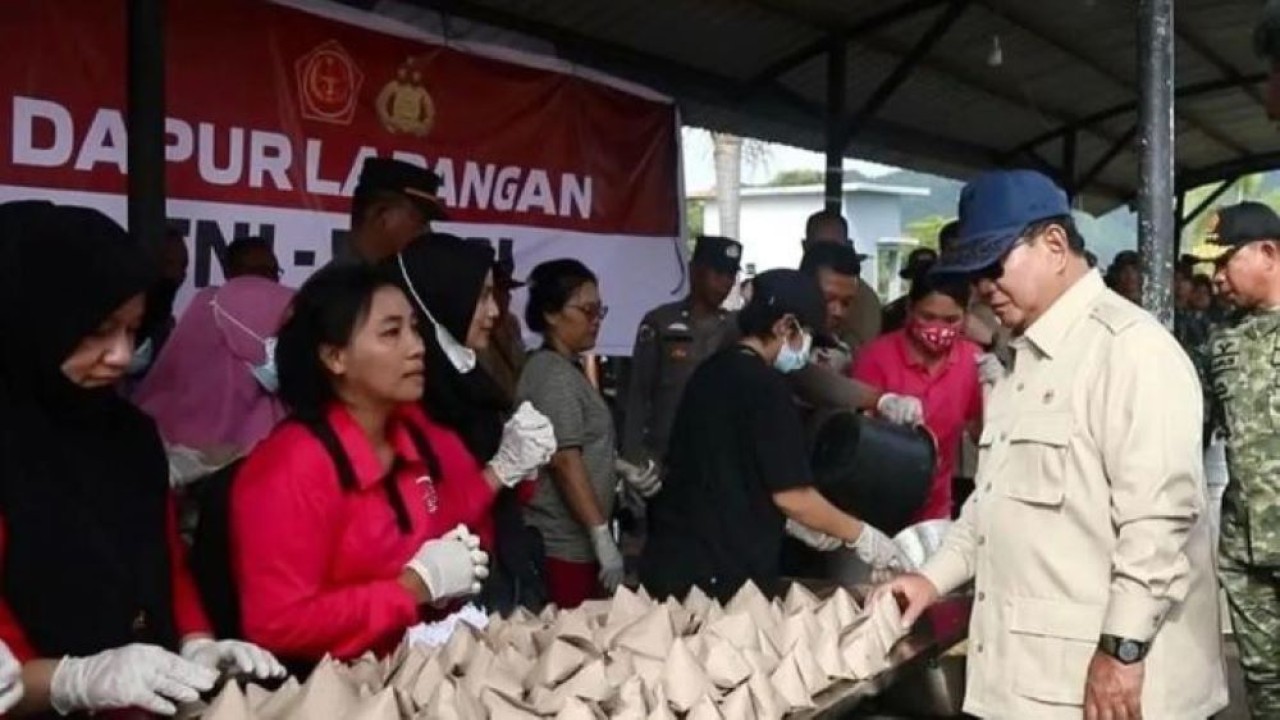 Presiden Prabowo Subianto (kanan) mengecek dapur umum di posko pengungsian GOR Pandan, Tapanuli Tengah, Sumatera Utara, Senin 1 Desember 2025. Presiden Prabowo berkunjung ke sejumlah lokasi pengungsian dan daerah terdampak bencana banjir bandang dan longsor di Sumatera. ANTARA/HO-Tim Media Presiden Prabowo Subianto/pri.