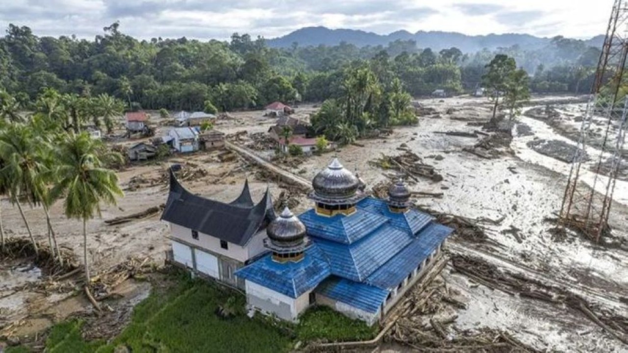Foto udara kondisi permukiman Jorong Kayu Pasak yang rusak akibat banjir bandang di Nagari Salareh Aia, Palembayan, Agam, Sumatera Barat, Minggu, 30 November 2025. Data Badan Penanggulangan Bencana Daerah (BPBD) Kabupaten Agam menyebutkan hingga Ming (Antara)