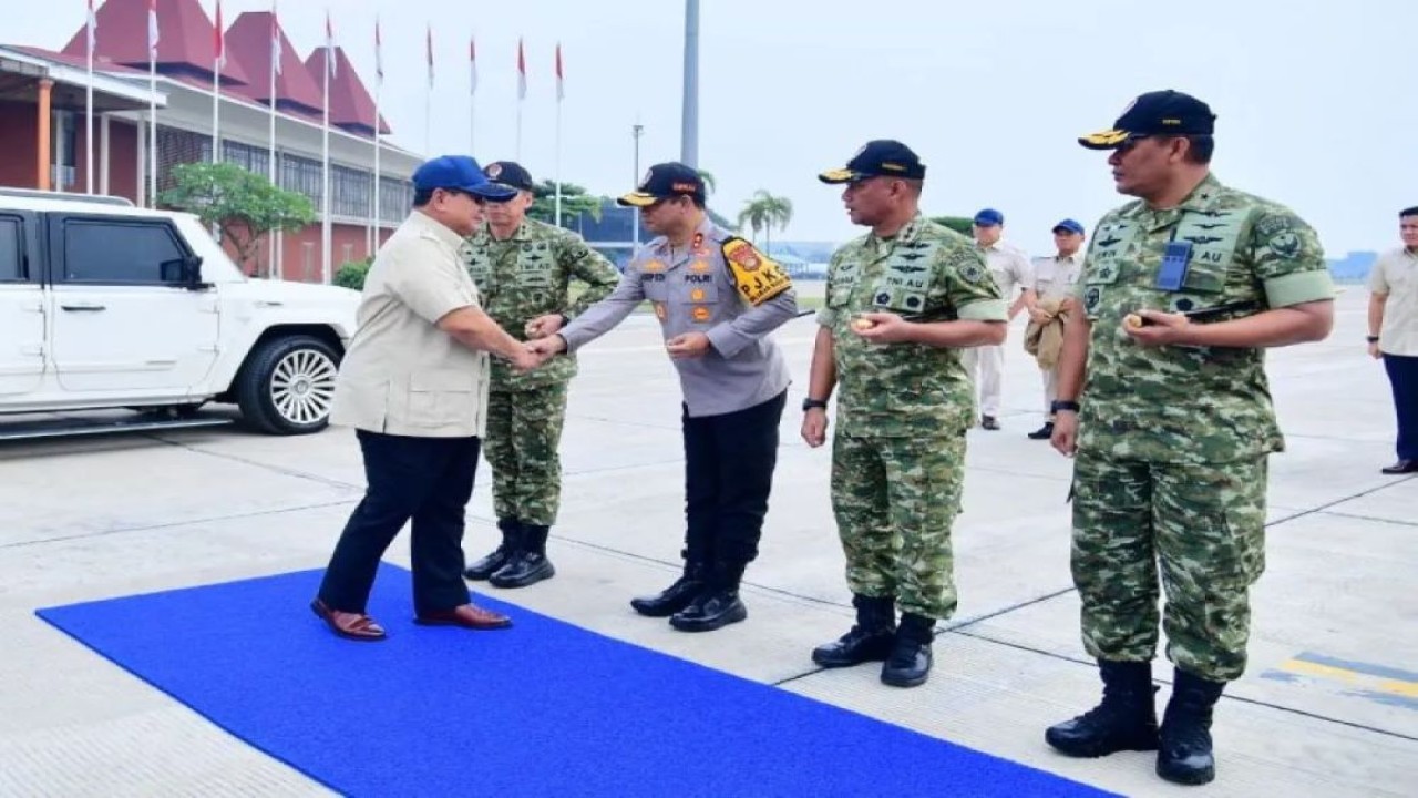 Presiden RI Prabowo Subianto (kiri) saat akan bertolak menuju Aceh dari Pangkalan TNI AU Halim Perdanakusuma, Jakarta, Minggu (7/12/2025). ANTARA/HO-BPMI Sekretariat Presiden.