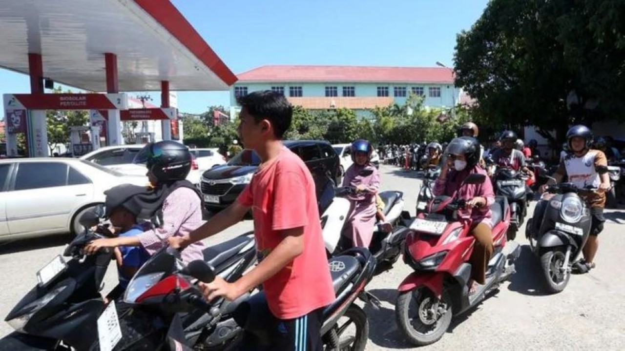 Warga antre untuk mengisi Bahan Bakar Minyak (BBM) di salah satu Stasiun Pengisian Bahan bakar Umum (SPBU) di Banda Aceh, Aceh, Minggu (30/11/2025). Sejak Pemerintah Aceh menetapkan status tanggap darurat bencana banjir dan longsor pada 27 November seluruh SPBU dan tempat-tempat pengisian bahan bakar di 16 Kabupaten/Kota yang terdampak bencana dipadati warga untuk mengisi BBM kendaraan bermotor. ANTARA FOTO/Irwansyah Putra/nz. (Antara)