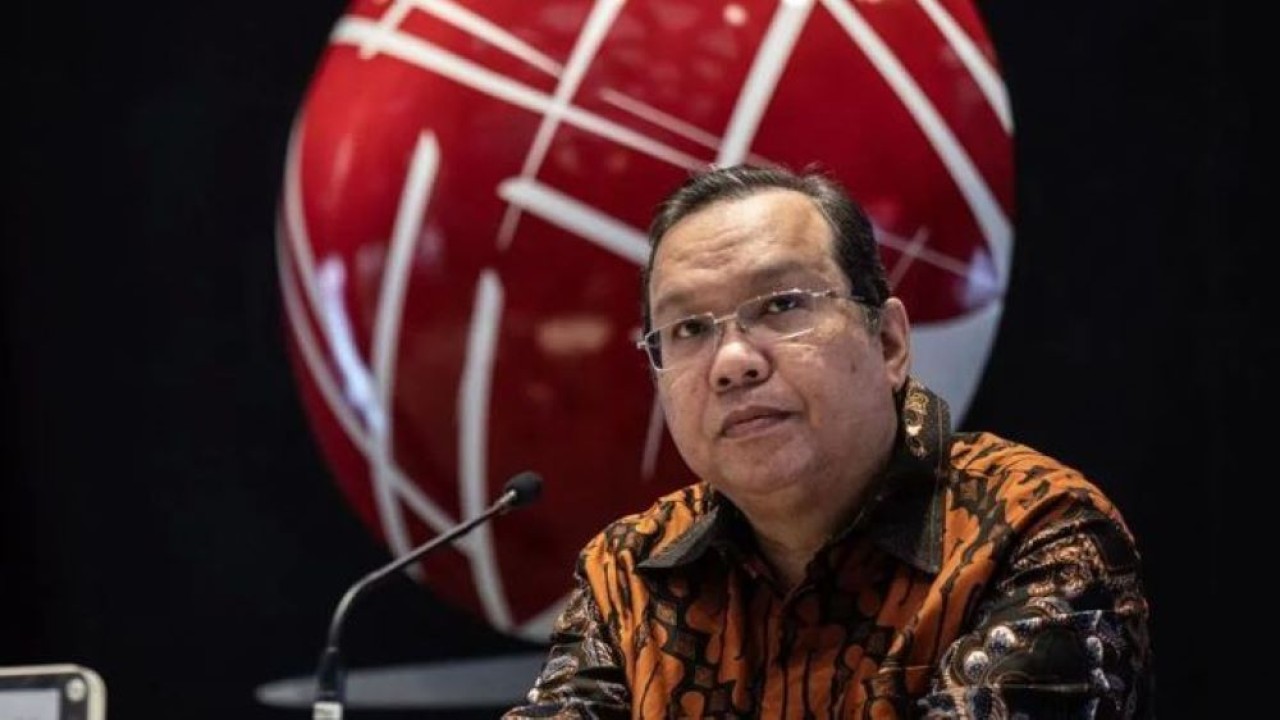 Direktur Utama PT Bursa Efek Indonesia (BEI) Iman Rachman saat konferensi pers Respon Kebijakan OJK Mengantisipasi Volatilitas Perdagangan Saham di Main Hall BEI, Jakarta, Jumat, 8 Agustus 2025. (Antara)