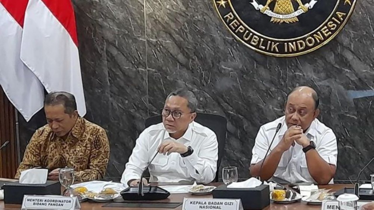 Kepala BGN Dadan Hindayana (paling kanan) dalam rapat bersama Menteri Koordinator Bidang Pangan Zulkifli Hasan (tengah) di Jakarta, Rabu 3 Desember 2025. ANTARA/Lintang Budiyanti Prameswari. (Antara)