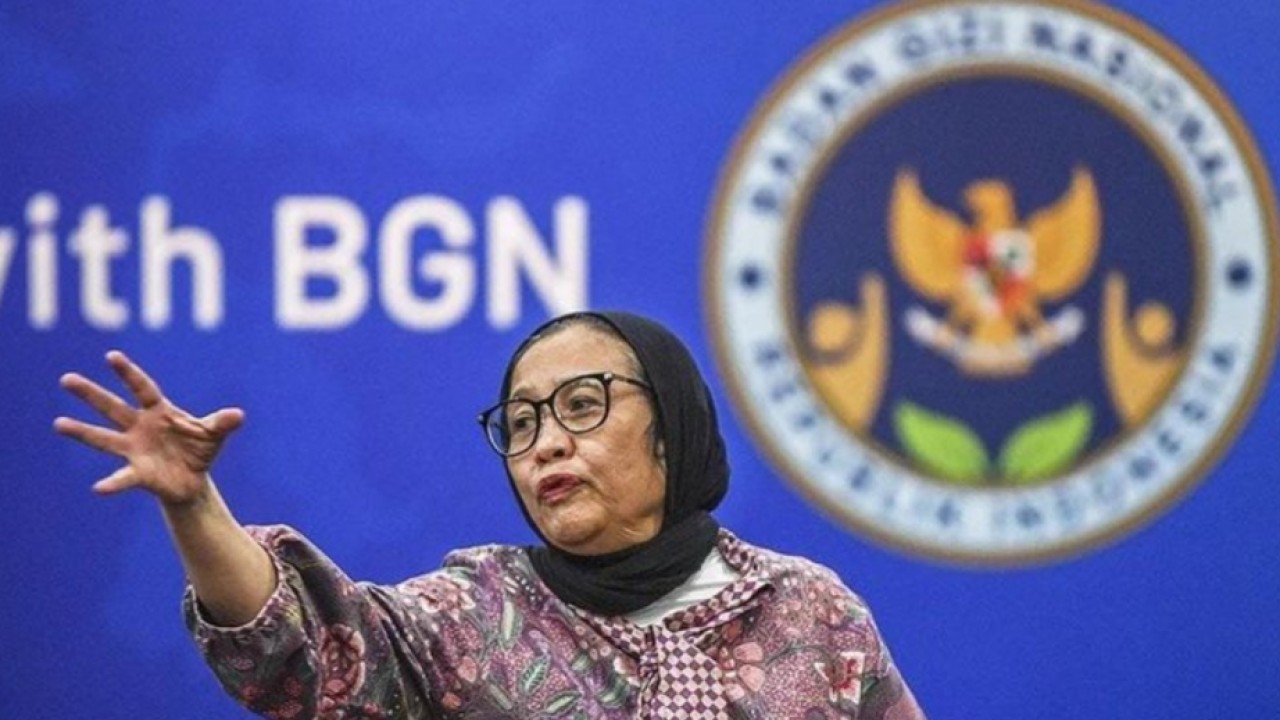 Wakil Kepala Badan Gizi Nasional (BGN) Nanik S. Deyang memberikan keterangan kepada wartawan di Kantor Badan Gizi Nasional (BGN) di Jakarta, Jumat 26 September 2025. ANTARA FOTO/Galih Pradipta/aa. (Antara)