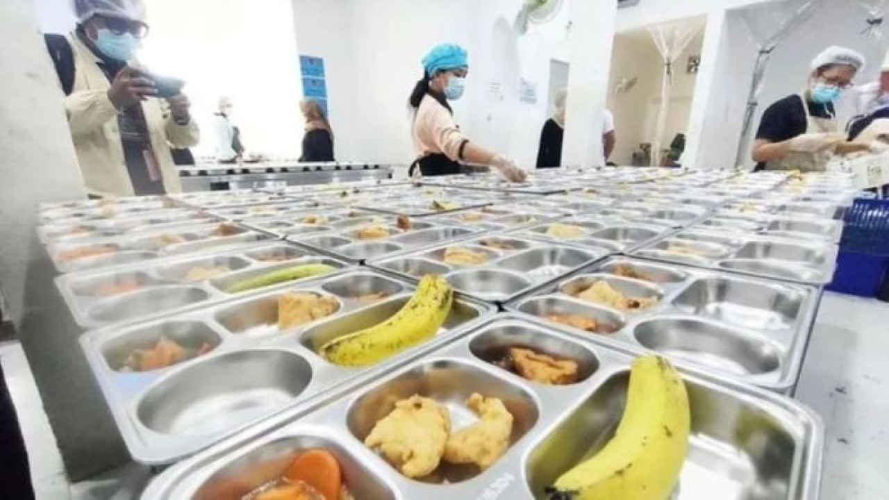 Ilustrasi - Petugas tengah memorsi menu Makan Bergizi Gratis (MBG) di dapur Satuan Pelayanan Pemenuhan Gizi (SPPG) Palmerah, Jakarta Barat, Selasa, 23 September 2025. ANTARA/Risky Syukur/aa. (Antara)