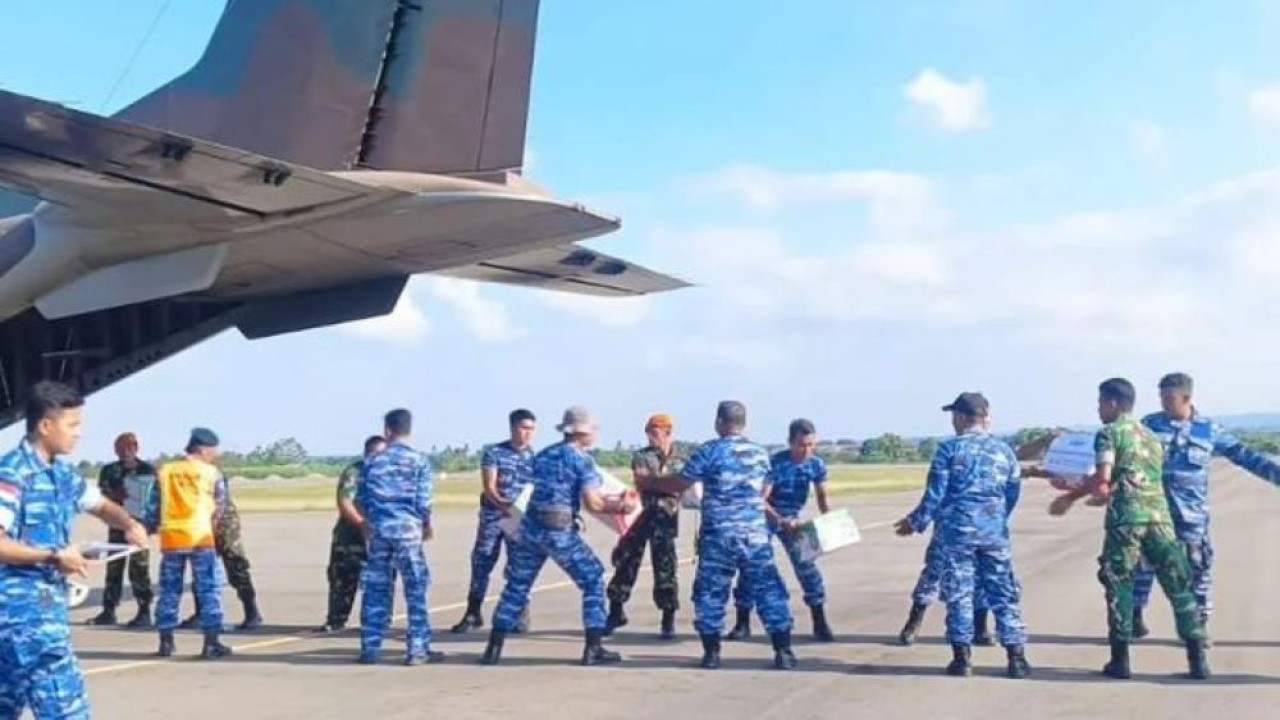 Badan Pengelola Investasi Daya Anagata Nusantara (Danantara) bersama Badan Pengaturan BUMN (BP BUMN) melakukan pengiriman bantuan logistik melalui udara bagi korban bencana banjir di wilayah Aceh, Sumatera Utara, dan Sumatera Barat. (Danantara Indonesia) (Antara)