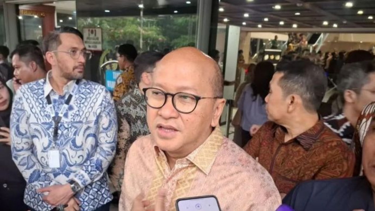 Chief Executive Officer (CEO) Danantara Indonesia Rosan Roeslani dalam wawancara cegat seusai menggelar Rapat Kerja bersama Komisi XI di Kompleks Parlemen DPR/MPR RI, Jakarta, Kamis, 4 Desember 2025. ANTARA/ Muhammad Heriyanto. (Antara)