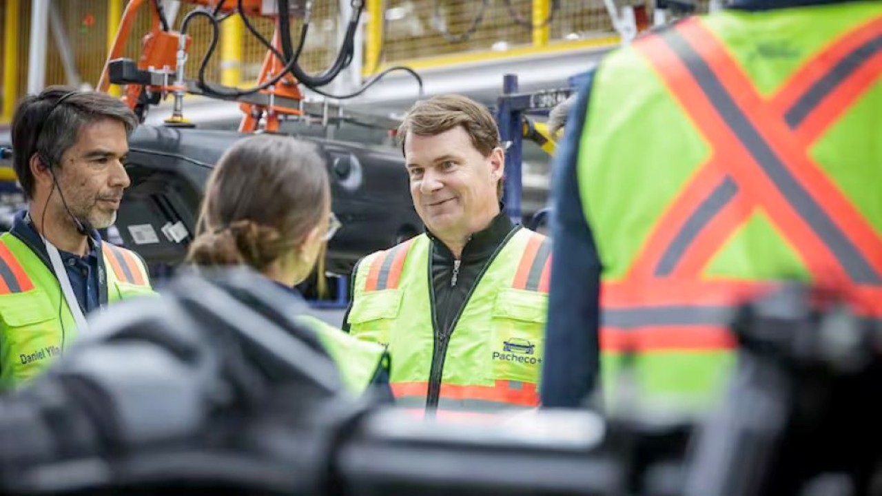Jim Farley saat kunjungannya ke pabrik Pacheco, Argentina. (Foto: La Nación via CarNewsChina)