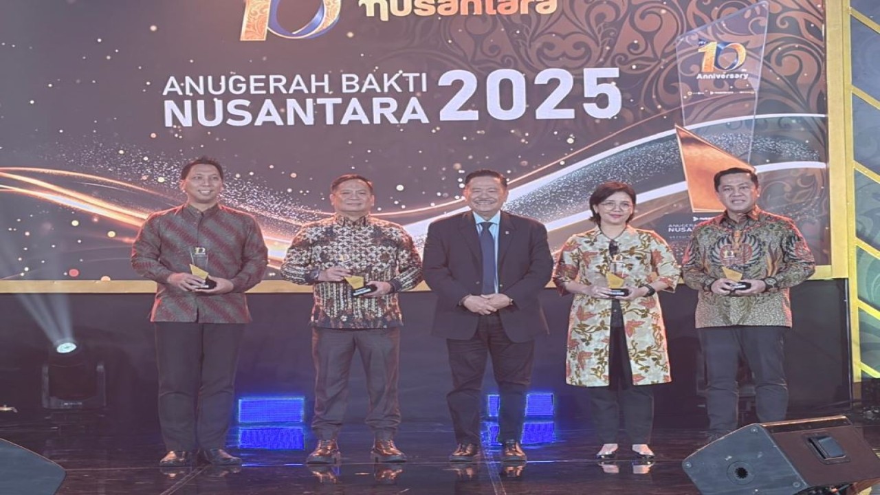 Kepala Departemen Komunikasi PT Pegadaian Riana Rifani beserta para penerima Anugerah Bakti Nusantara 2025 Bidang Penggerak Ekonomi bersama Wakil Menteri Koordinator (Wamenko) Bidang Hukum, HAM, Imigrasi, dan Pemasyarakatan Otto Hasibuan