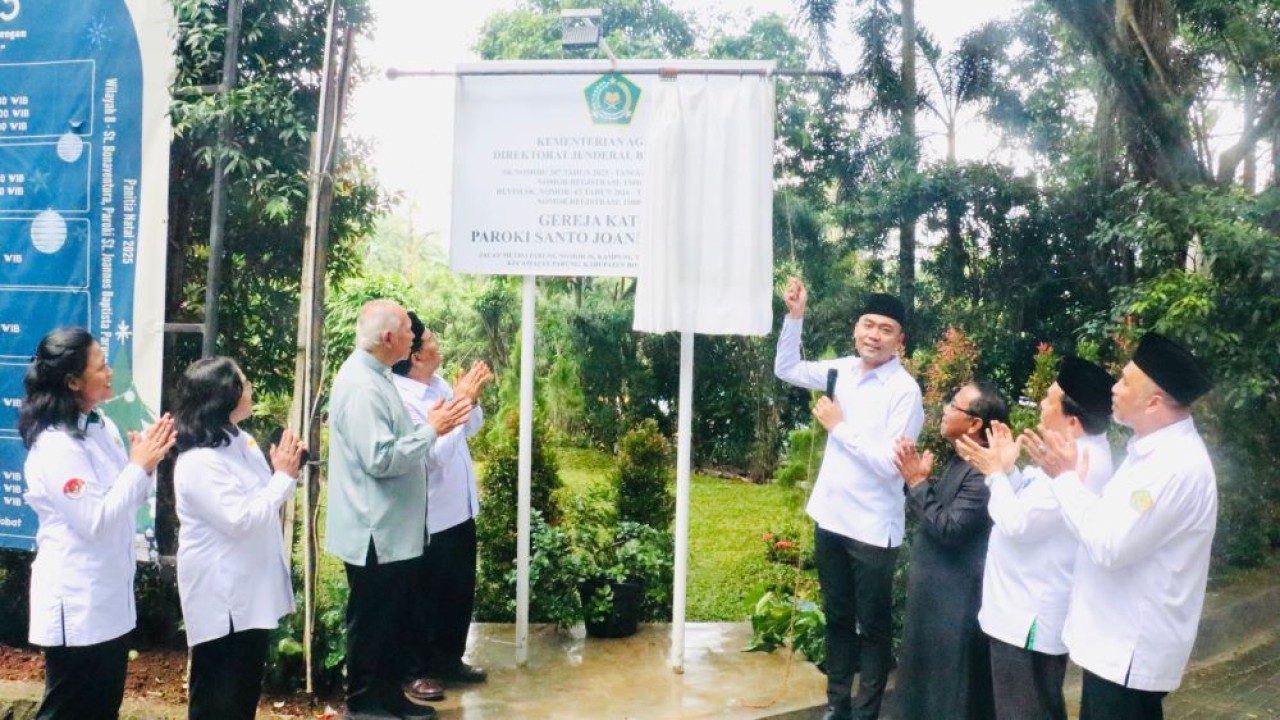 Staf Khusus Menteri Agama Republik Indonesia, Gugun Gumilar, M.A., Ph.D., hadir dalam acara pemasangan papan nama Gereja Katolik Santo Joannes Baptista Parung, Senin (22/12), di Parung, Kabupaten Bogor. (Istimewa)