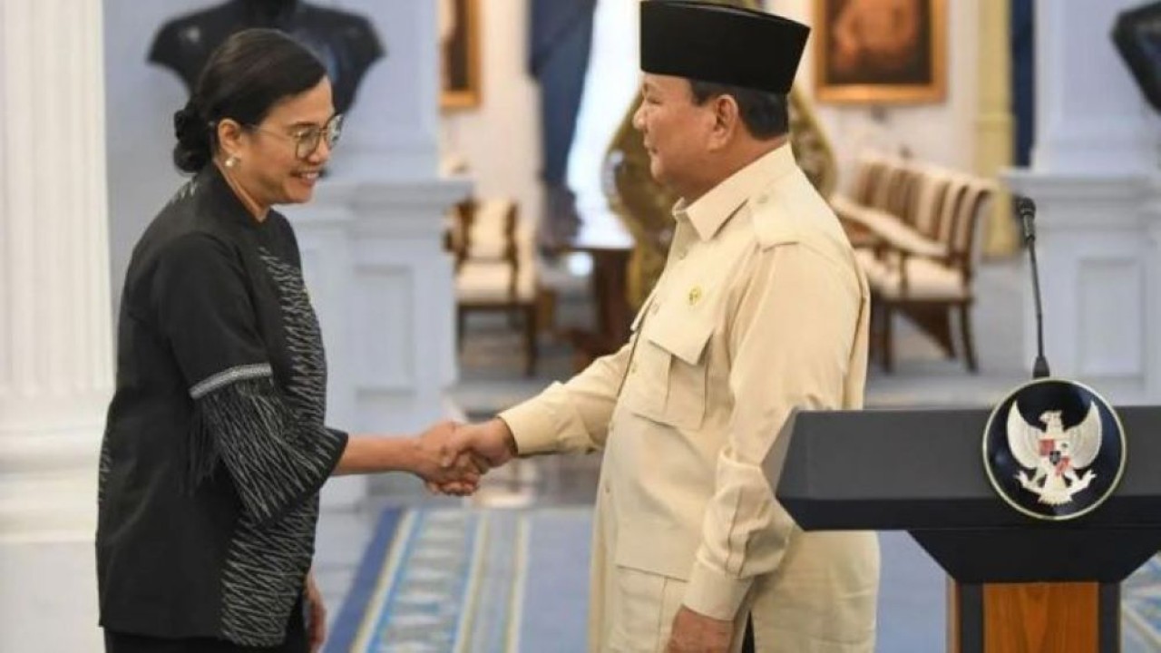 Arsip - Presiden Prabowo Subianto berjabat tangan dengan Menteri Keuangan Sri Mulyani (kiri) usai konferensi pers terkait kebijakan pemerintah untuk rakyat menjelang Hari Raya Idul Fitri di Istana Kepresidenan Jakarta, Jakarta, Selasa 11 Maret 2025. Presiden Prabowo menyebutkan THR 2025 bagi ASN, TNI/Polri, dan pensiunan mulai dicairkan Senin, 17 Maret 2025 dan gaji ke-13 untuk ASN akan dibayar pada awal tahun ajaran baru sekolah atau Juni 2025. ANTARA FOTO/Aditya Pradana Putra/rwa. (ANTARA FOTO/ADITYA PRADANA PUTRA) (Antara)