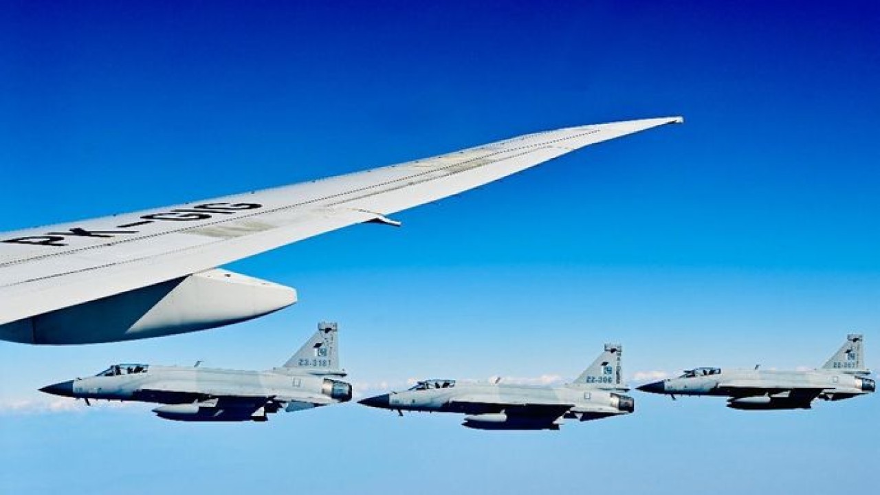 Penampakan Pesawat Tenmpur mengawal ketibaan pesawat yang Ditumpangi Prabowo menuju Islamabad Pakistan (Setpres)