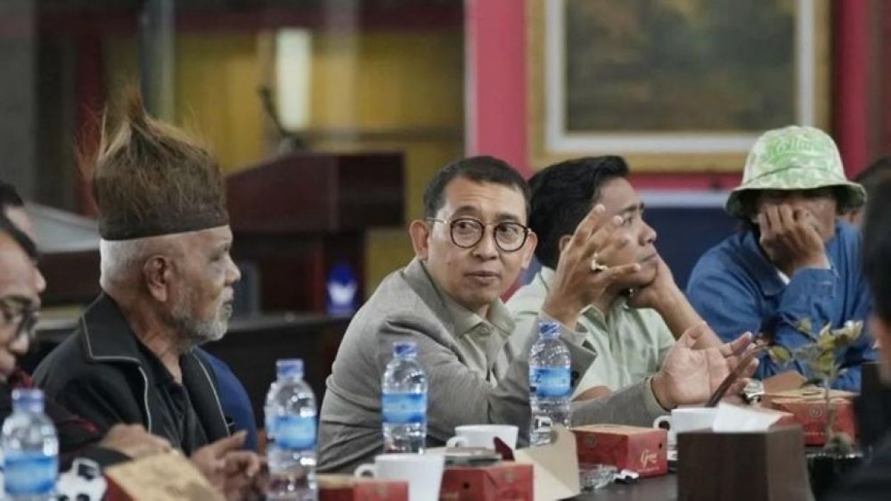 Menteri Kebudayaan Fadli Zon melakukan pertemuan dan dialog bersama seniman dan pegiat budaya Sumatra Barat, yang berlangsung di Aie Angek Cottage, Padang Pajang 24 Desember 2025. (Foto: ANTARA/HO-Kementerian Kebudayaan)