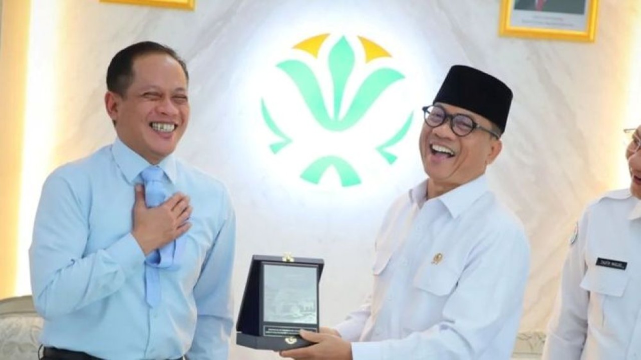 Mendes PDT Yandri Susanto dan Menteri LH Hanif Faisol Nurofiq menghadiri audiensi di Kantor Kementerian Lingkungan Hidup (KLH) di Jakarta, Senin, 8 Desember 2025. ANTARA/HO-Humas Kemendes PDT. (Foto: Antara)