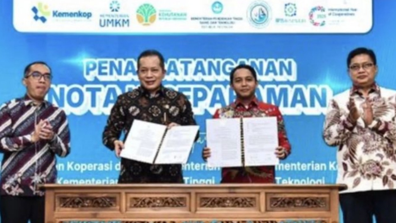 Menteri Kehutanan (Menhut) Raja Juli Antoni dan Menteri Koperasi (Menkop) Ferry Juliantono, menandatangani nota kesepahaman di Jakarta (Antara)