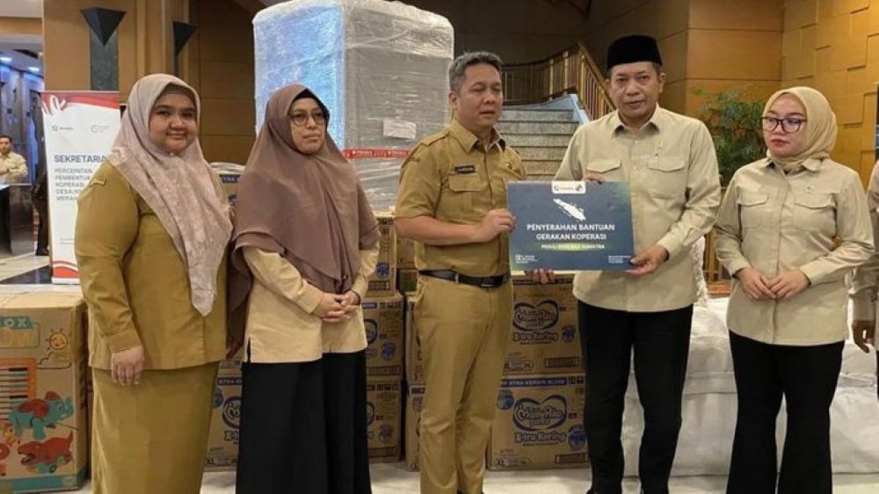 Menteri Koperasi Ferry Juliantono (kedua kanan) menyerahkan secara simbolis bantuan yang dihimpun oleh Kementerian Koperasi bersama Gerakan Koperasi Peduli Bencana kepada perwakilan daerah yang terdampak bencana di Jakarta, Selasa 16 Desember 2025. (Foto: ANTARA/Shofi Ayudiana)