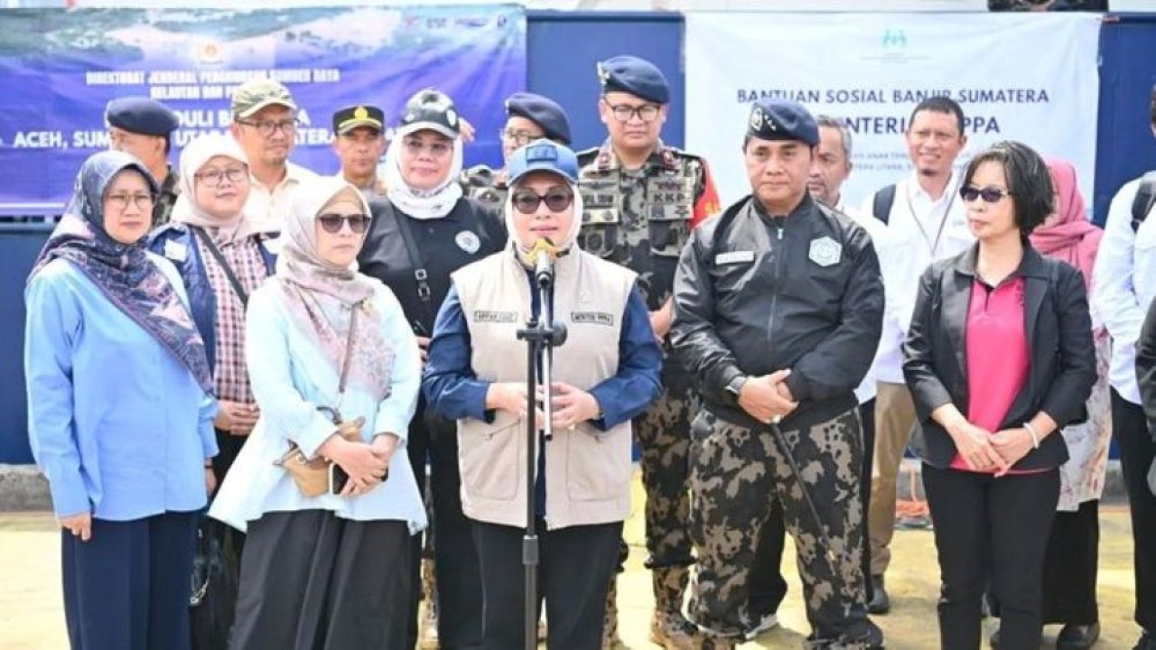 Kementerian Pemberdayaan Perempuan dan Perlindungan Anak dan mitra-mitranya menyalurkan bantuan spesifik bagi para penyintas banjir di Aceh, Sumatera Barat, dan Sumatera Utara, terutama bagi kelompok rentan termasuk perempuan dan anak. (Foto: ANTARA/HO-KemenPPPA)