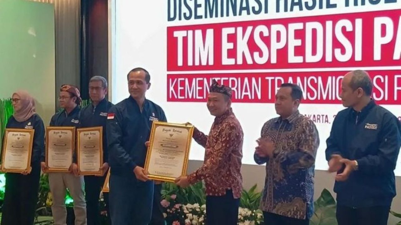 Menteri Transmigrasi (Mentrans) M Iftitah Sulaiman Suryanagara menyerahkan piagam penghargaan kepada perwakilan Tim Ekspedisi Patriot Kementerian Transmigrasi dalam Diseminasi Hasil Riset dan Rekomendasi Kebijakan Tim Ekspedisi Patriot Tahun 2025 di Jakarta, Selasa 23 Desember 2025. (Foto: ANTARA/Uyu Septiyati Liman)