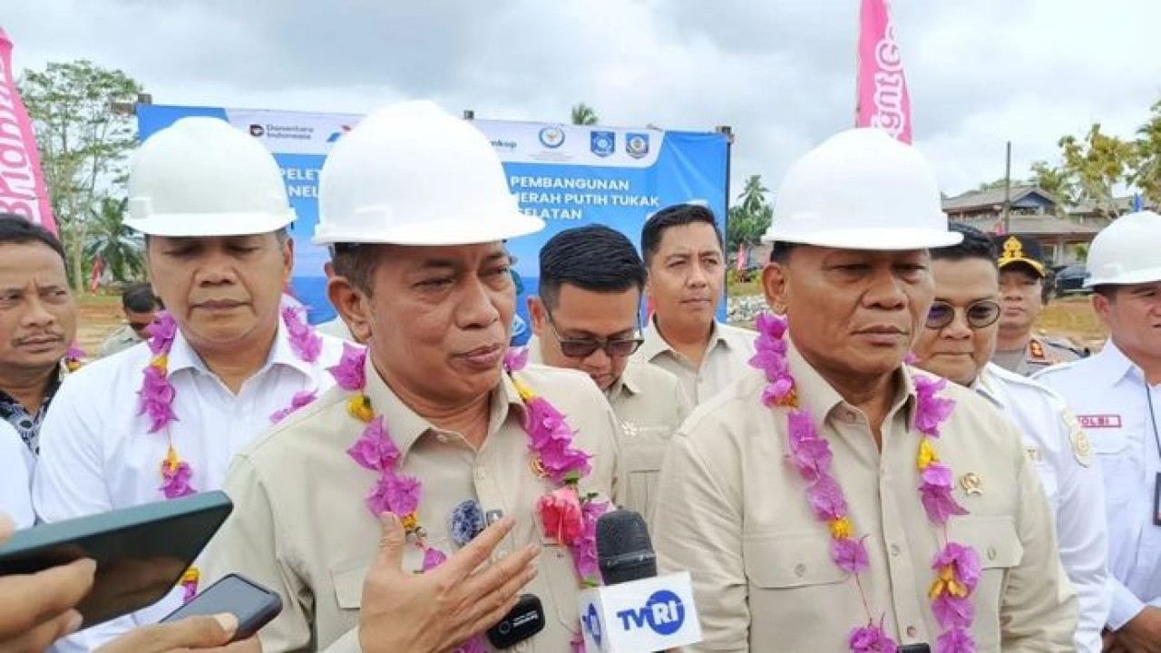 Menteri Koperasi Ferry Juliantono (kiri) saat peletakan batu pertama pembangunan SPBU Nelayan di Desa Tukak Bangka Selatan, Jumat 19 Desember 2025. (ANTARA/Aprionis) (Antara)
