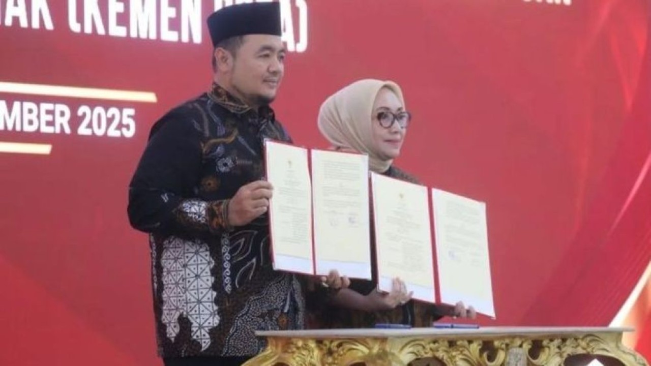 Ketua KPU Mochammad Afifuddin (kiri) dan Menteri PPPA Arifah Fauzi menandatangani nota kesepahaman bersama di Gedung KPU, Jakarta, Senin, 15 Desember 2025. (Foto: ANTARA/HO-Humas KPU)