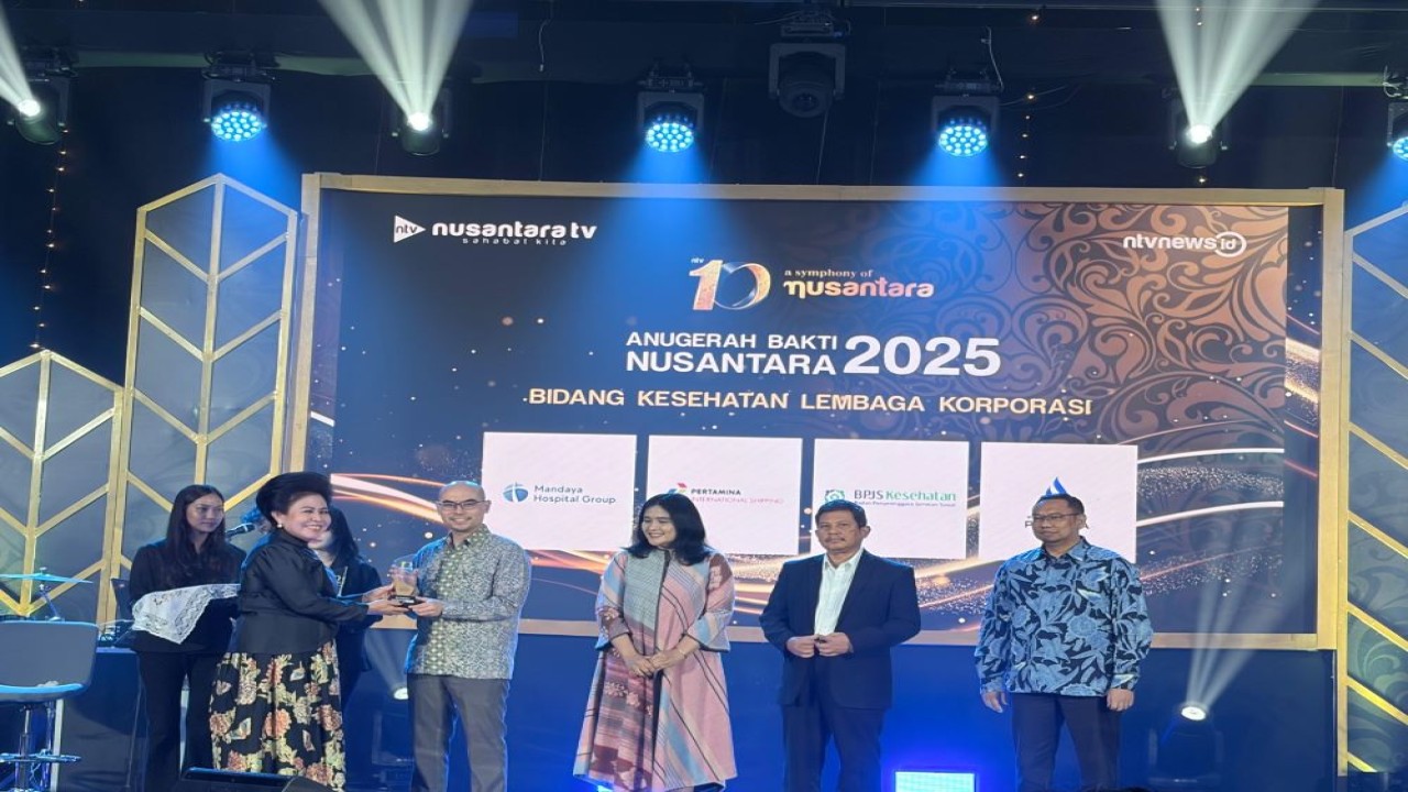 Presiden Direktur dan salah satu pendiri Mandaya Hospital Group, Dr. Ben Widaja menerima penghargaan Anugerah Bakti Nusantara 2025 yang diserahkan oleh Ibu Presiden Komisaris NT Corp Lince Berliana Tobing