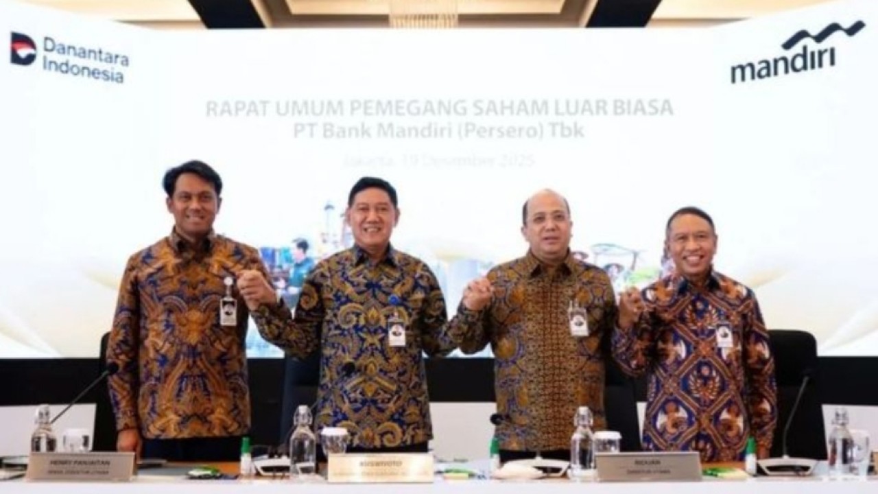 Direktur Utama Bank Mandiri Riduan dan Wakil Direktur Utama Bank Mandiri Henry Panjaitan berfoto bersama Kuswiyoto dan Zainudin Amali. (Mandiri)