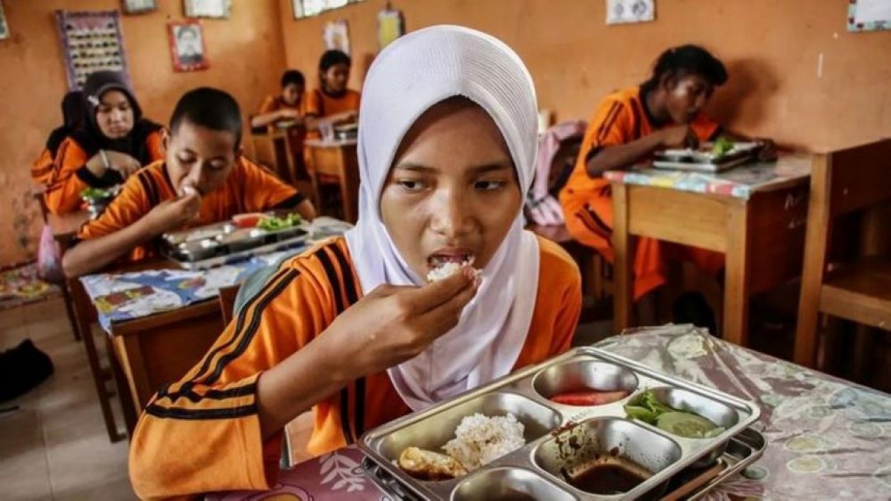 Arsip - Sejumlah pelajar menyantap makanan bergizi gratis di SDN 3 Bukit Tunggal, Palangka Raya, Kalimantan Tengah, Senin, 24 November 2025. Kementerian Koordinator Bidang Pangan menyatakan bahwa program Makan Bergizi Gratis (MBG) pada tahun 2026 mem (Antara)