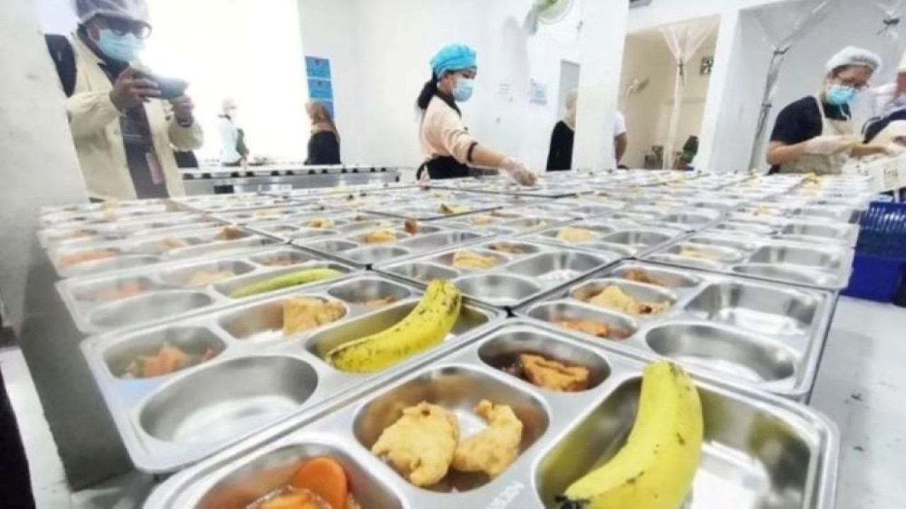 Ilustrasi - Petugas tengah memorsi menu Makan Bergizi Gratis (MBG) di dapur Satuan Pelayanan Pemenuhan Gizi (SPPG) Palmerah, Jakarta Barat, Selasa, 23 September 2025. (Foto: ANTARA/Risky Syukur/aa)