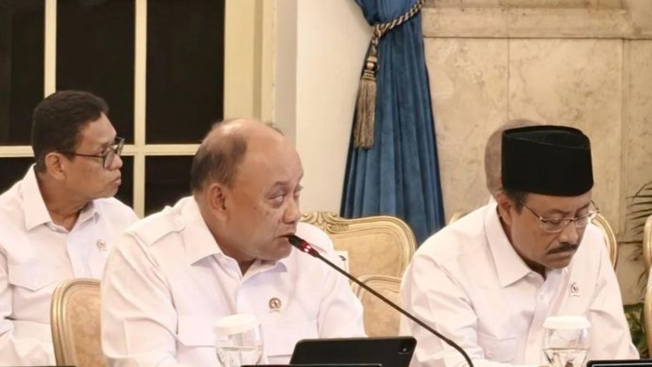 Kepala Badan Gizi Nasional Dadan Hindayana memberi laporan kepada Presiden Prabowo Subianto pada Sidang Kabinet Paripurna, di Istana Negara, Jakarta, Senin 15 Desember 2025. ANTARA/Fathur Rochman (Antara)