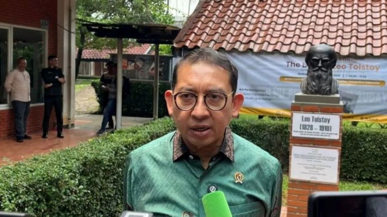 Menteri Kebudayaan (Menbud) RI Fadli Zon ditemui usai meresmikan patung dada pujangga Rusia Leo Tolstoy di Fakultas Ilmu Pengetahuan Budaya Universitas Indonesia (FIB UI), Depok, Jawa Barat, Rabu, 3 Desember 2025. (ANTARA/Nabil Ihsan) (Antara)