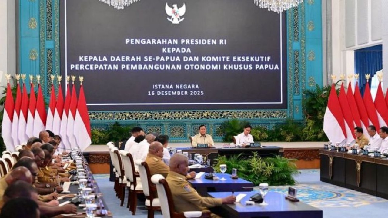 Presiden Prabowo Subianto memberikan pengarahan kepada kepala daerah se-Papua di Istana Negara. (Foto: Setpres)