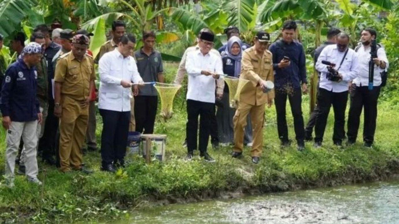 Menteri Desa dan Pembangunan Daerah Tertinggal Yandri Susanto (tengah) didampingi Bupati Yuhronur Efendi (kanan) saat melakukan peninjauan pengelolaan Badan Usaha Milik Desa (BUMDes) di Desa Plosowahyu, Kabupaten Lamongan, Jawa Timur, Senin, 22 Desember 2025. (Foto: ANTARA/Alimun Khakim)