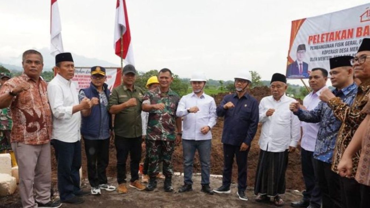 Mendes PDT Yandri Susanto melakukan peletakan batu pertama pembangunan Koperasi Desa Merah Putih di Desa Kembang Belor, Kabupaten Mojokerto, Minggu, 21 Desember 2025. (Foto: Istimewa)
