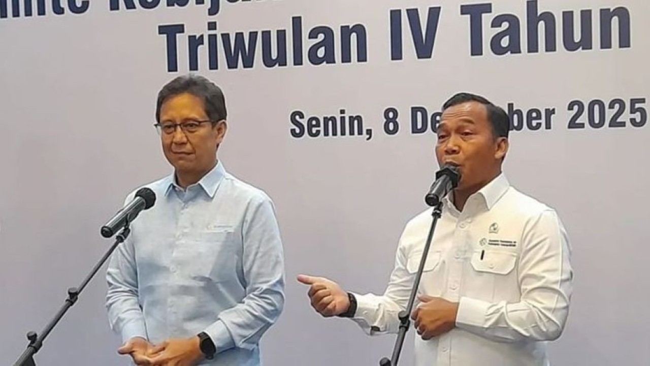 Mendukbangga/Kepala BKKBN (kanan) memberi keterangan kepada media setelah Rakor Komite Kebijakan Sektor Kesehatan (KKSK) Tahun 2025 di Jakarta, Senin, 8 Desember 2025. (Foto: ANTARA/Lintang Budiyanti Prameswari)