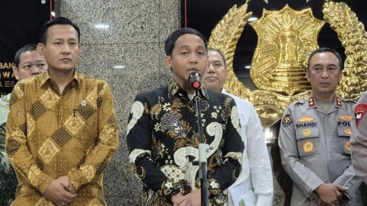 Menhut Raja Juli Antoni (tengah) dan Wamenhut Rohmat Marzuki (kiri) memberikan keterangan kepada wartawan usai pertemuan dengan Kapolri Jenderal Pol Listyo Sigit Prabowo di Jakarta pada Kamis, 4 Desember 2025. (Foto: ANTARA/Suci Nurhaliza)