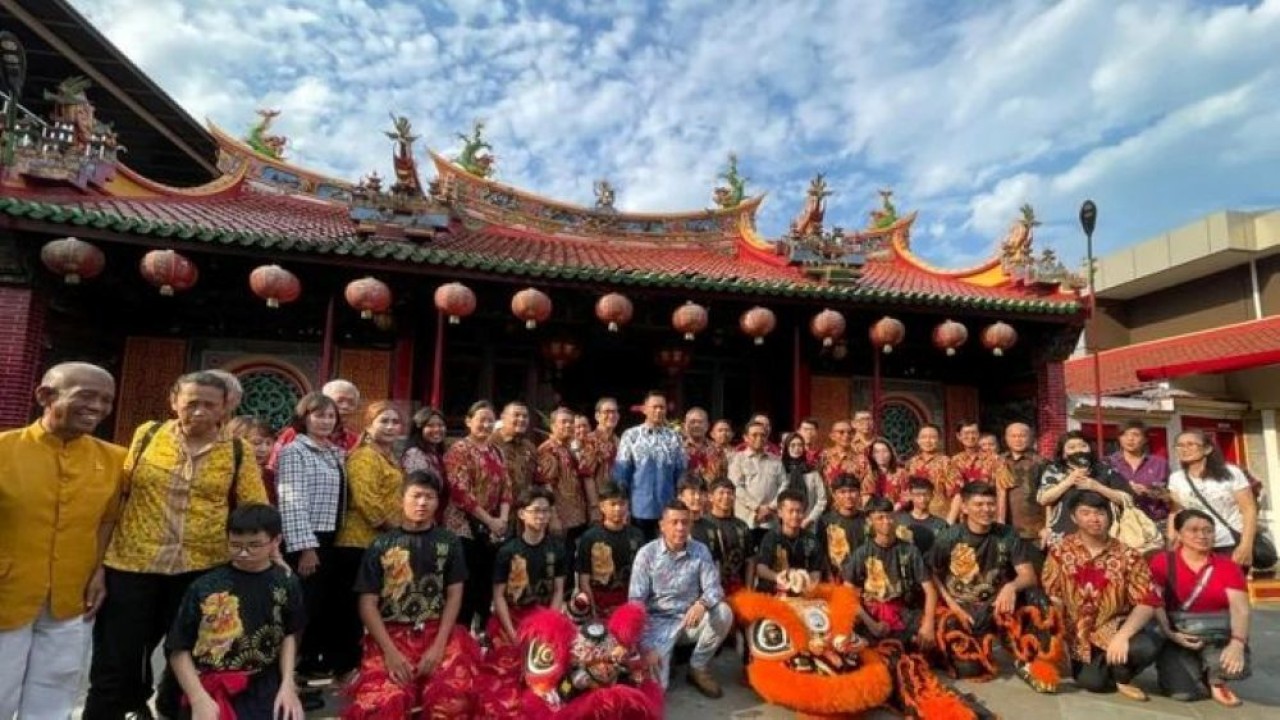 Menteri Koordinator (Menko) Bidang Infrastruktur dan Pembangunan Kewilayahan Agus Harimurti Yudhoyono (tengah) saat mengunjungi Vihara Dewi Welas Asih di Cirebon, Jawa Barat, Selasa, 16 Desember 2025. (Foto: ANTARA/Fathnur Rohman)