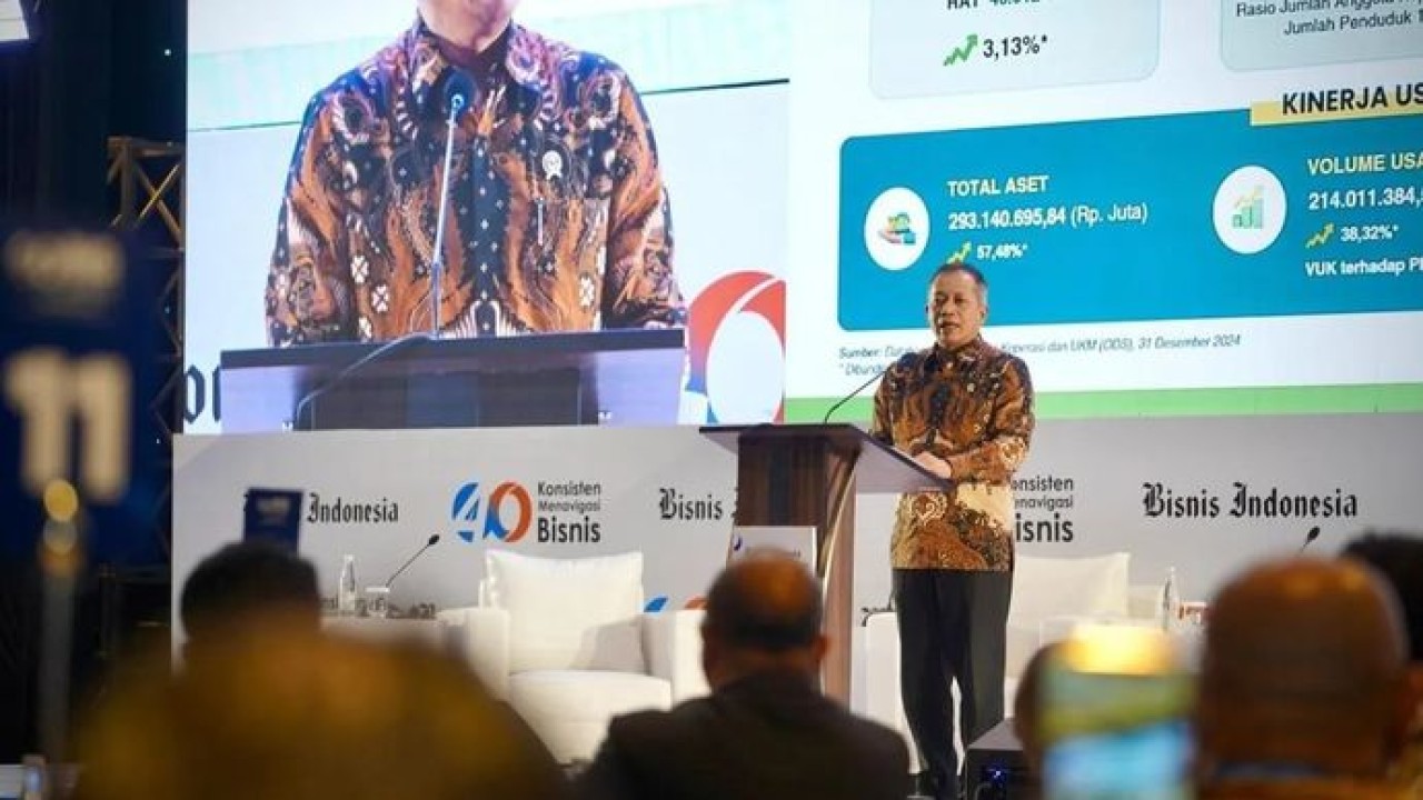 Menteri Koperasi (Menkop) Ferry Juliantono berbicara dalam Bisnis Indonesia Group Conference, di Jakarta, Senin, 8 Desember 2025. ANTARA/HO-Kemenkop (Antara)