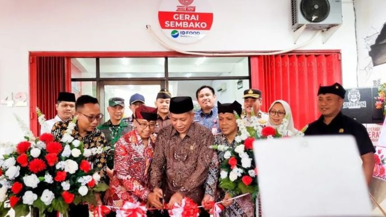 Menteri Koperasi Ferry Juliantono didampingi Sekda Banyuwangi Guntur Priambodo potong pita peresmian Koperasi Kelurahan Merah Putih Tukangkayu, Banyuwangi, Jatim. Selasa, 9 Desember 2025, ANTARA/Novi Husdinariyanto (Antara)