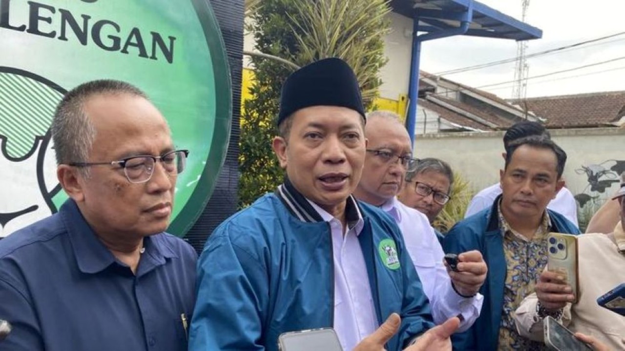 Menteri Koperasi (Menkop) Ferry Juliantono menjawab pertanyaan media dalam wawancara cegat (doorstop) usai meninjau pabrik KPBS Pangalengan, di Kabupaten Bandung, Jawa Barat, Senin, 22 Desember 2025. (Foto: ANTARA/Rizka Khaerunnisa)