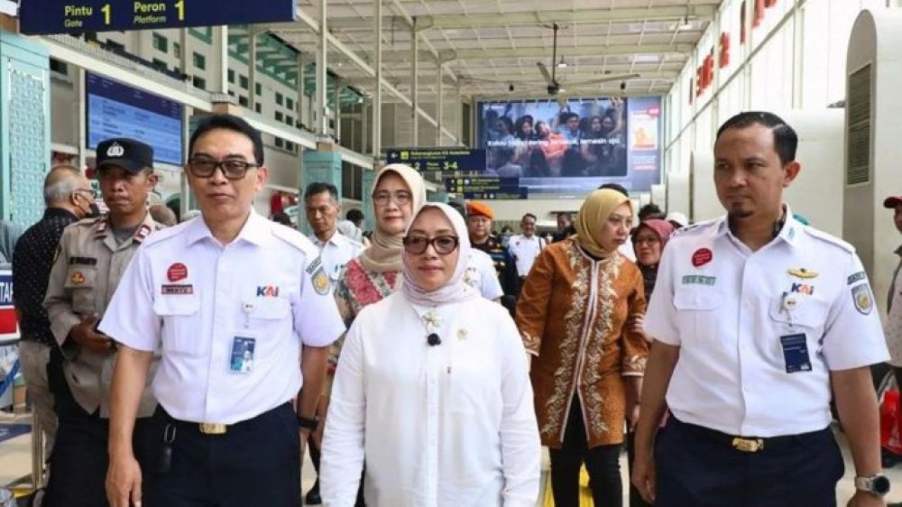 Menteri Pemberdayaan Perempuan dan Perlindungan Anak Arifah Fauzi (tengah) meninjau fasilitas ramah perempuan dan anak di Stasiun Pasar Senen, Jakarta Pusat, Selasa 23 Desember 2025. (Foto: ANTARA/HO-KemenPPPA)