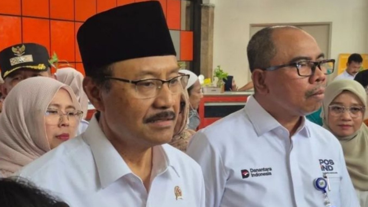 Menteri Sosial (Mensos) Saifullah Yusuf (kiri) ditemui usai meninjau pemberian Bantuan Langsung Tunai Sementara Kesejahteraan Rakyat (BLTS Kesra) di Kantor Pos Jatinegara, Jakarta Timur, Rabu, 10 Desember 2025. ANTARA/Sean Filo Muhamad (Antara)