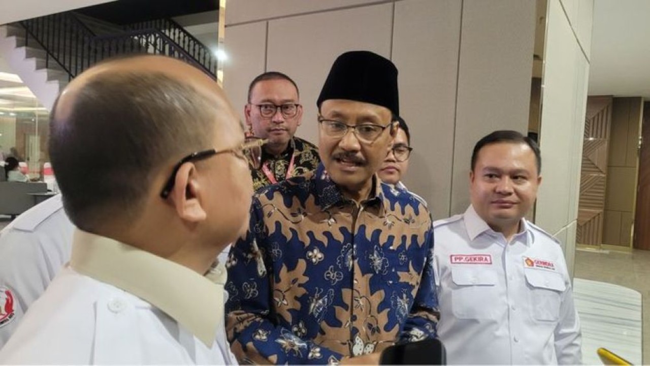 Mensos Syaifullah Yusuf bersama Ketua Umum PP GEKIRA Nikson Silalahi dan Bendahara Umum PP GEKIRA Dimpos Giarto Valentino Tampubolon. (Foto: Dok/NTV/ Dedi)