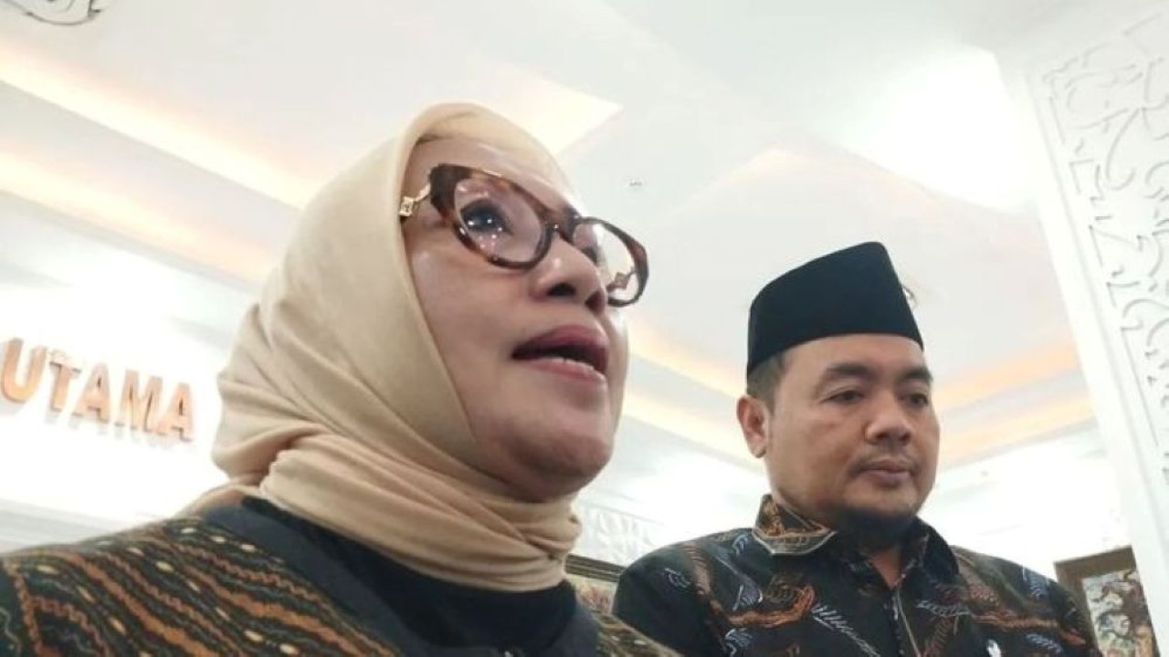 Menteri Pemberdayaan Perempuan dan Perlindungan Anak (PPPA) Arifah Fauzi (kiri) dan Ketua KPU Mochammad Afifuddin saat wawancara cegat di Gedung KPU RI, Jakarta, Senin, 15 Desember 2025. (Foto: ANTARA/Muhammad Rizki)