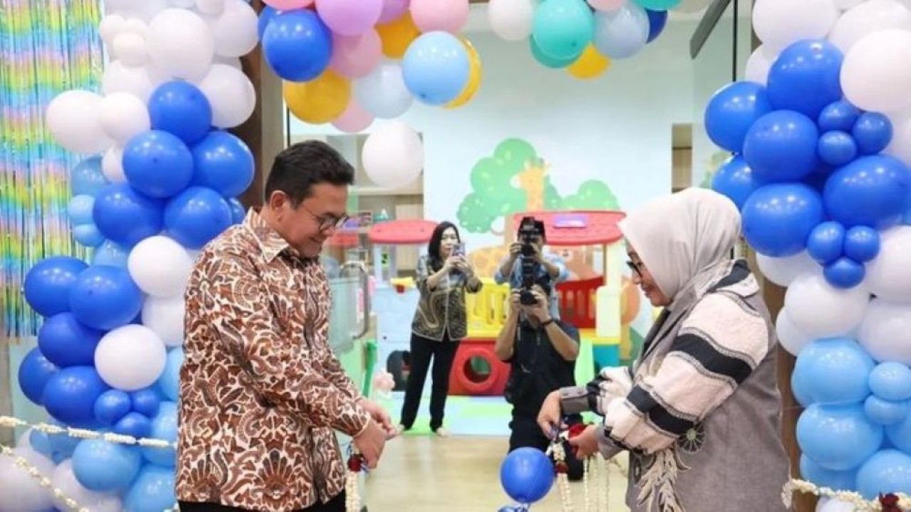 Menteri Perdagangan Budi Santoso (kiri) dan Menteri Pemberdayaan Perempuan dan Perlindungan Anak Arifah Fauzi meresmikan daycare Little Star Club di Kementerian Perdagangan, Jakarta. (Foto: ANTARA/HO-KemenPPPA)